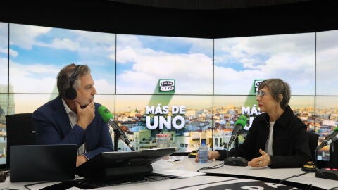 La periodista argentina Laura Ramos junto a Carlos Alsina