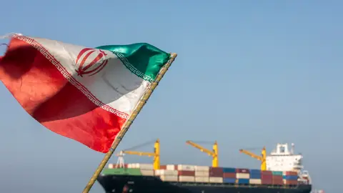 Imagen de la bandera de Irán con el estrecho de Ormuz de fondo. Imagen de la bandera de Irán con el estrecho de Ormuz de fondo.