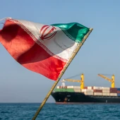 Imagen de la bandera de Irán con el estrecho de Ormuz de fondo. Imagen de la bandera de Irán con el estrecho de Ormuz de fondo.