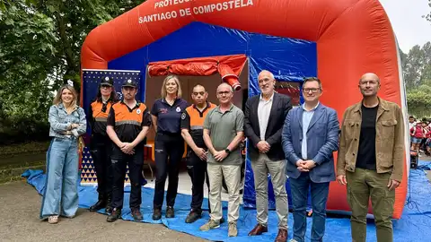 Más de 400 escolares visitaron esta mañana la Exposición de Medios con la que Protección Civil de Santiago celebra su 30 aniversario Más de 400 escolares visitaron esta mañana la Exposición de Medios con la que Protección Civil de Santiago celebra su 30 aniversario