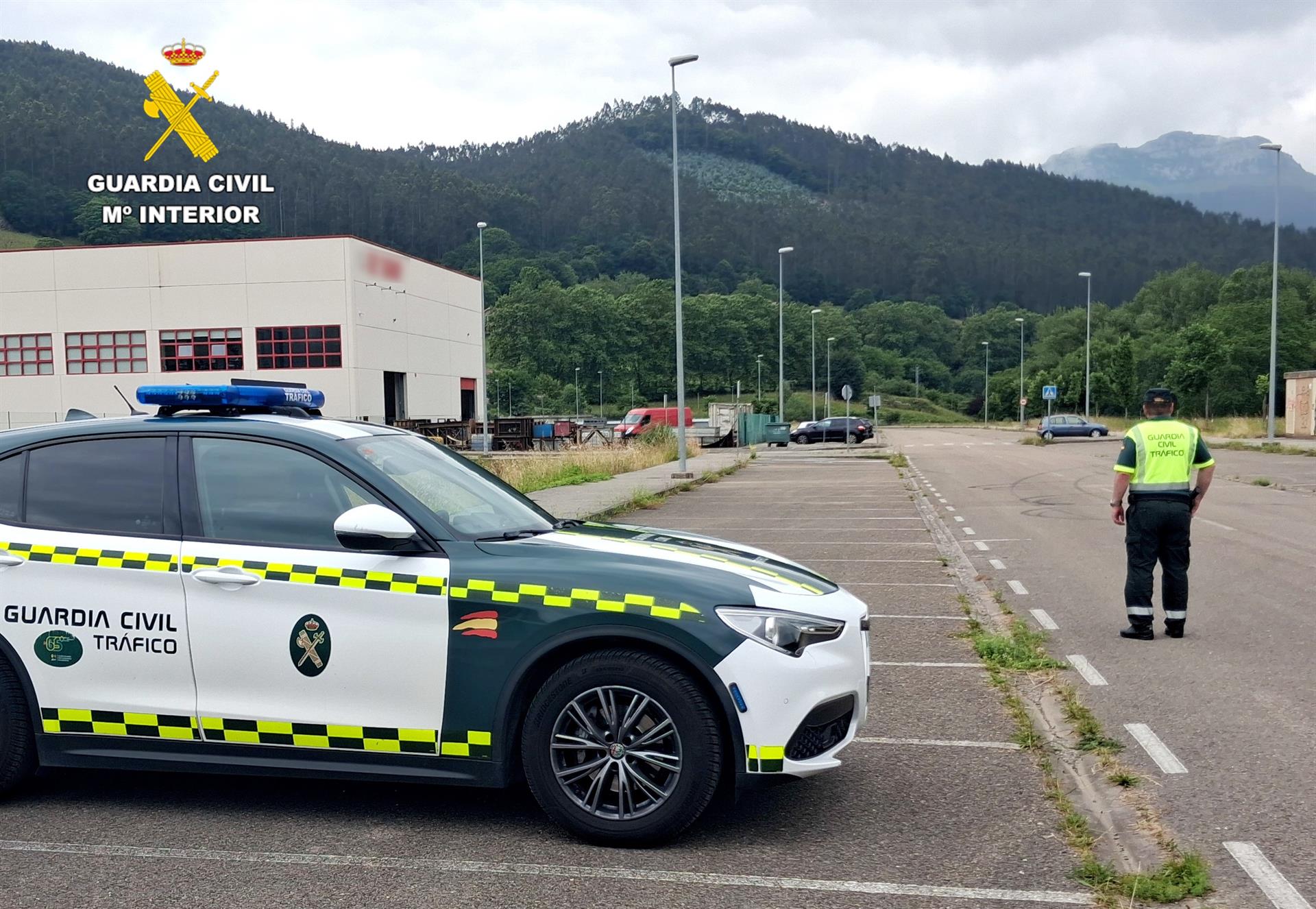 Vuelca en una concentración ilegal de vehículos en Ramales y denuncia falsamente que le han robado el coche Vuelca en una concentración ilegal de vehículos en Ramales y denuncia falsamente que le han robado el coche