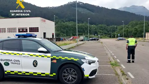 Patrulla de la Guardia Civil de Tráfico en el lugar del suceso Patrulla de la Guardia Civil de Tráfico en el lugar del suceso