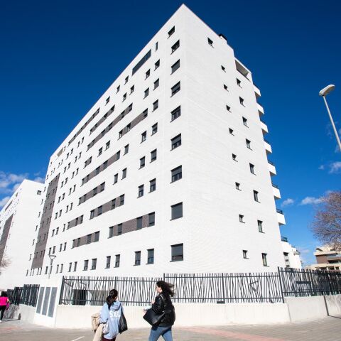 Edificio Les Naus de la playa de San Juan