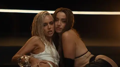 Ana Mena y Lola Índigo en el videoclip de 'pa ti toa <3' Ana Mena y Lola Índigo en el videoclip de 'pa ti toa <3'