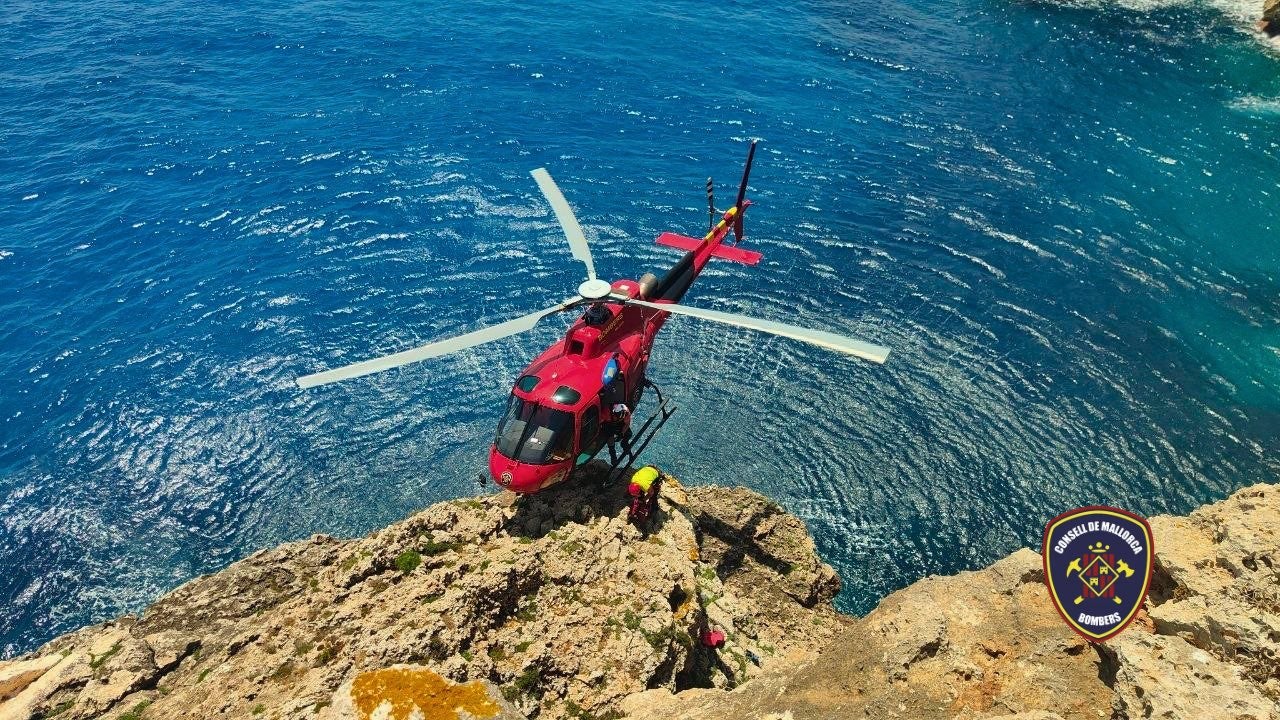 Rescatan a una persona tras caer al mar en Caló des Moro Rescatan a una persona tras caer al mar en Caló des Moro
