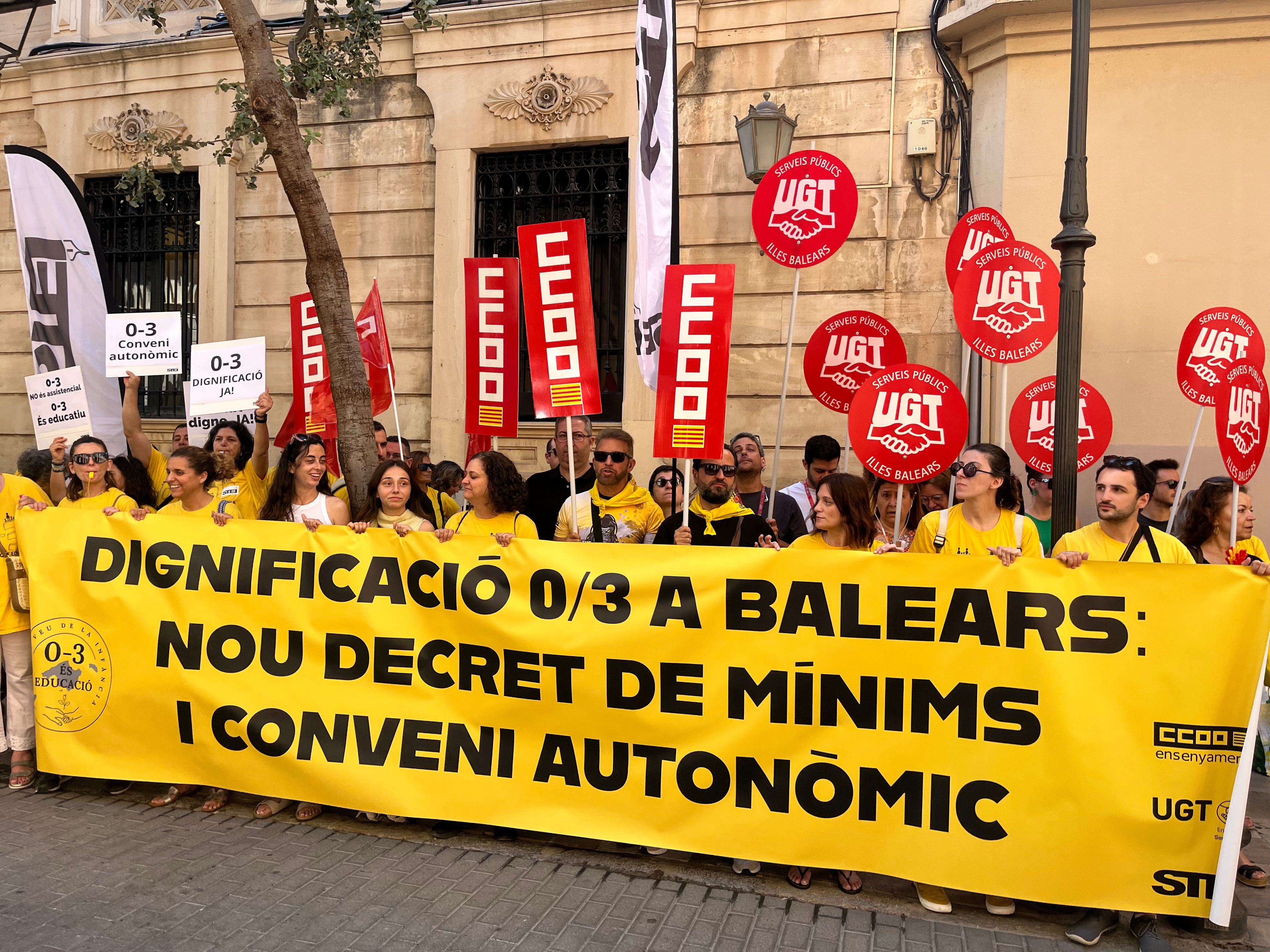 Unas 200 personas reclaman ante el Parlament un convenio autonómico para las escoletas 0-3 años Unas 200 personas reclaman ante el Parlament un convenio autonómico para las escoletas 0-3 años