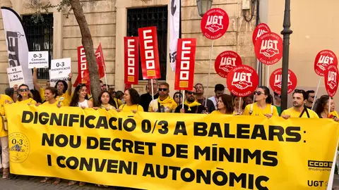 Unas 200 personas reclaman ante el Parlament un convenio autonómico para las escoletas 0-3 años. Unas 200 personas reclaman ante el Parlament un convenio autonómico para las escoletas 0-3 años.