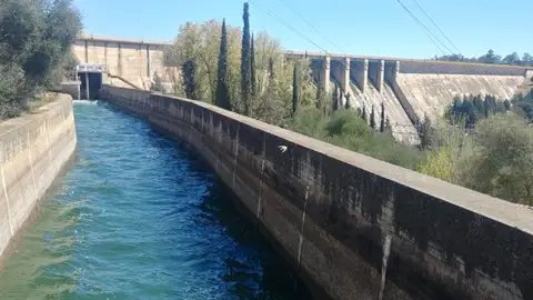 Canal de agua Canal de agua