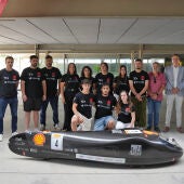 Equipo de la UMH de Elche con el vehículo con el que van a participar en la Shell Eco-Marathon Europe and África 2026.