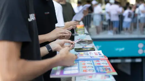 Imagen de archivo de varias personas que intercambian cromos. Imagen de archivo de varias personas que intercambian cromos.