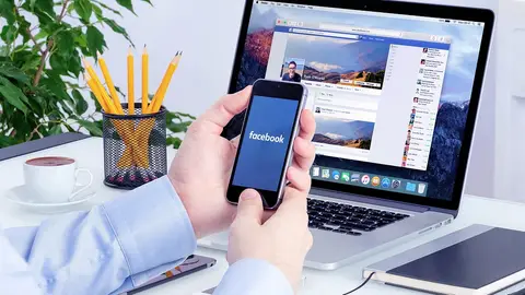 Imagen de una persona utilizando las redes sociales Imagen de una persona utilizando las redes sociales