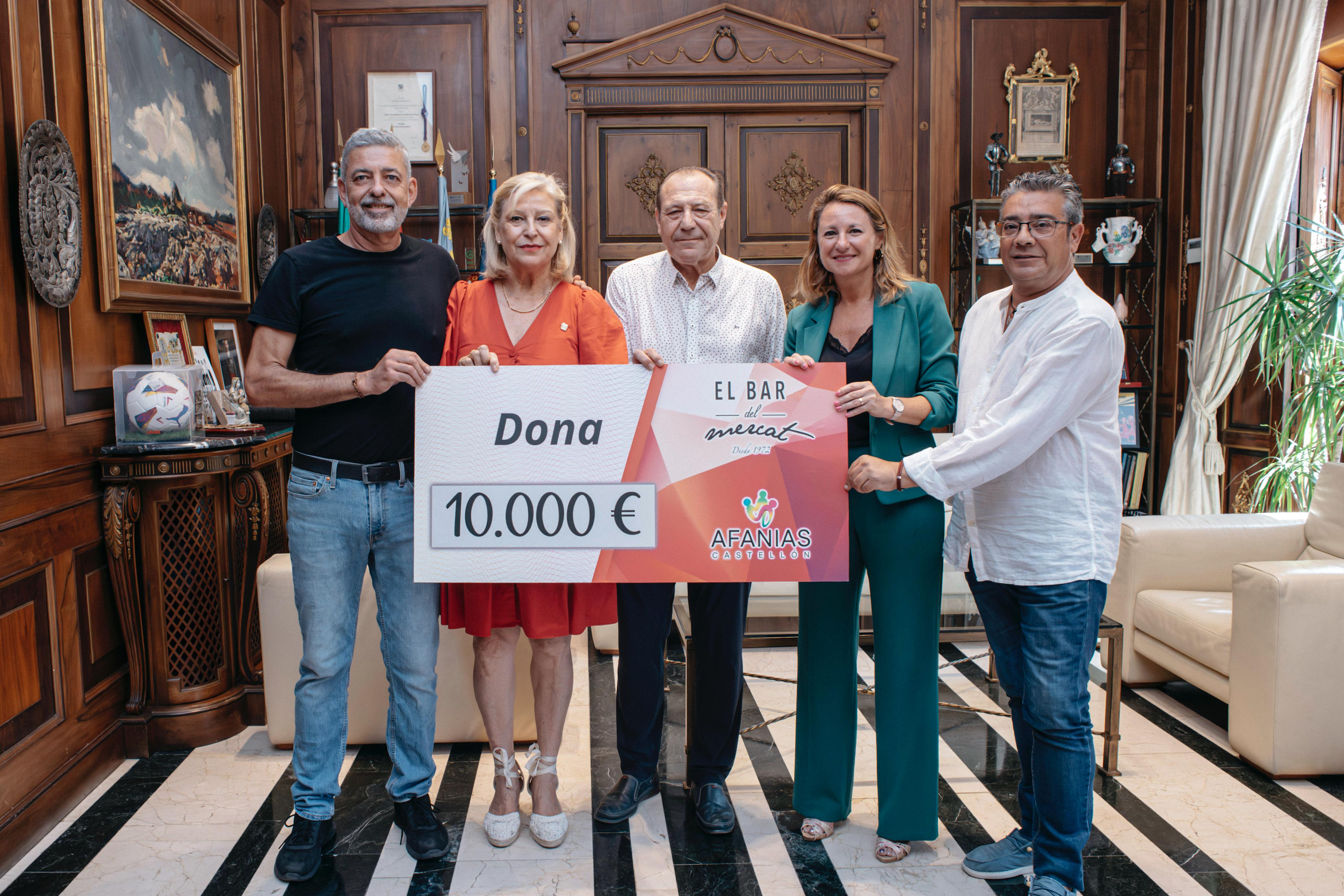 AFANIAS recibe los 10.000 euros recaudados en la VII edición del Vermut Solidario de Castellón AFANIAS recibe los 10.000 euros recaudados en la VII edición del Vermut Solidario de Castellón