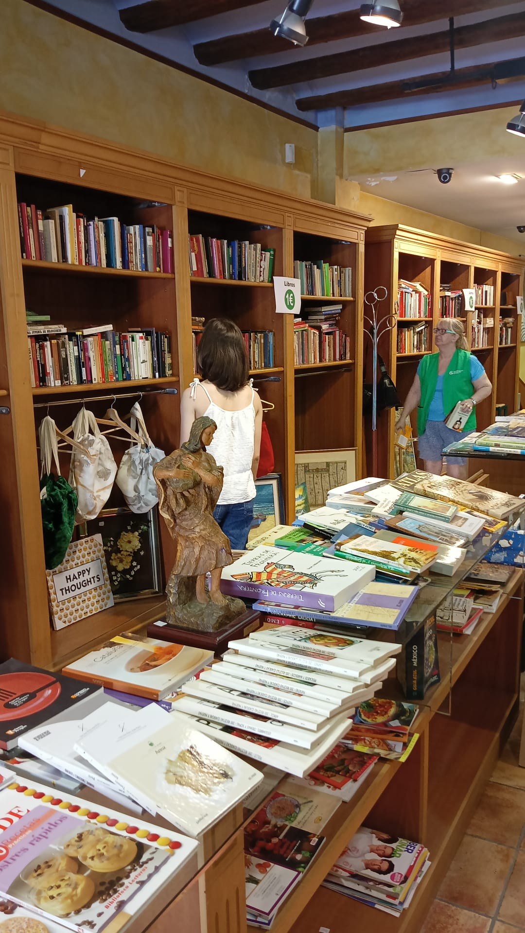 La AECC abre un mercadillo solidario de libros en Huesca La AECC abre un mercadillo solidario de libros en Huesca