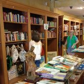 La AECC abre un mercadillo solidario de libros en Huesca