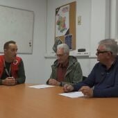 Agricultores solicitando las ayudas a Cruz Roja