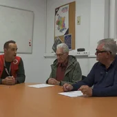 Agricultores solicitando las ayudas a Cruz Roja Agricultores solicitando las ayudas a Cruz Roja