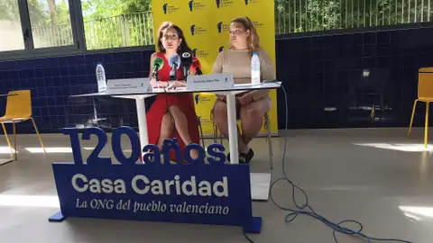 La presidenta de Casa Caridad, junto a una de las usuarias, ha destacado la importancia de los recursos de la entidad. La presidenta de Casa Caridad, junto a una de las usuarias, ha destacado la importancia de los recursos de la entidad.