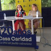 La presidenta de Casa Caridad, junto a una de las usuarias, ha destacado la importancia de los recursos de la entidad.