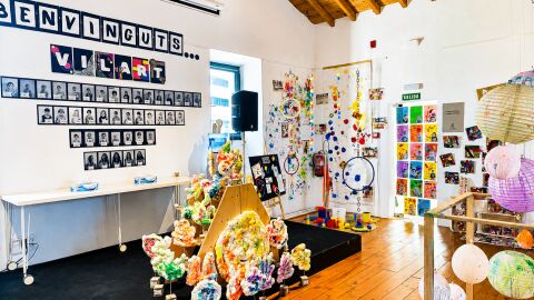 Más de Uno Ibiza y Formentera se ha trasladado con su micrófono verde hasta la sala de lectura y espai infantil que tiene el Casal d'Igualtat del Ayuntamiento de Ibiza en su parte superior para conocer cómo la Escoleta de Vila ha transformado este espacio en una maravillosa y original galería de arte gracias a las creaciones de sus jóvenes artistas. Más de Uno Ibiza y Formentera se ha trasladado con su micrófono verde hasta la sala de lectura y espai infantil que tiene el Casal d'Igualtat del Ayuntamiento de Ibiza en su parte superior para conocer cómo la Escoleta de Vila ha transformado este espacio en una maravillosa y original galería de arte gracias a las creaciones de sus jóvenes artistas.