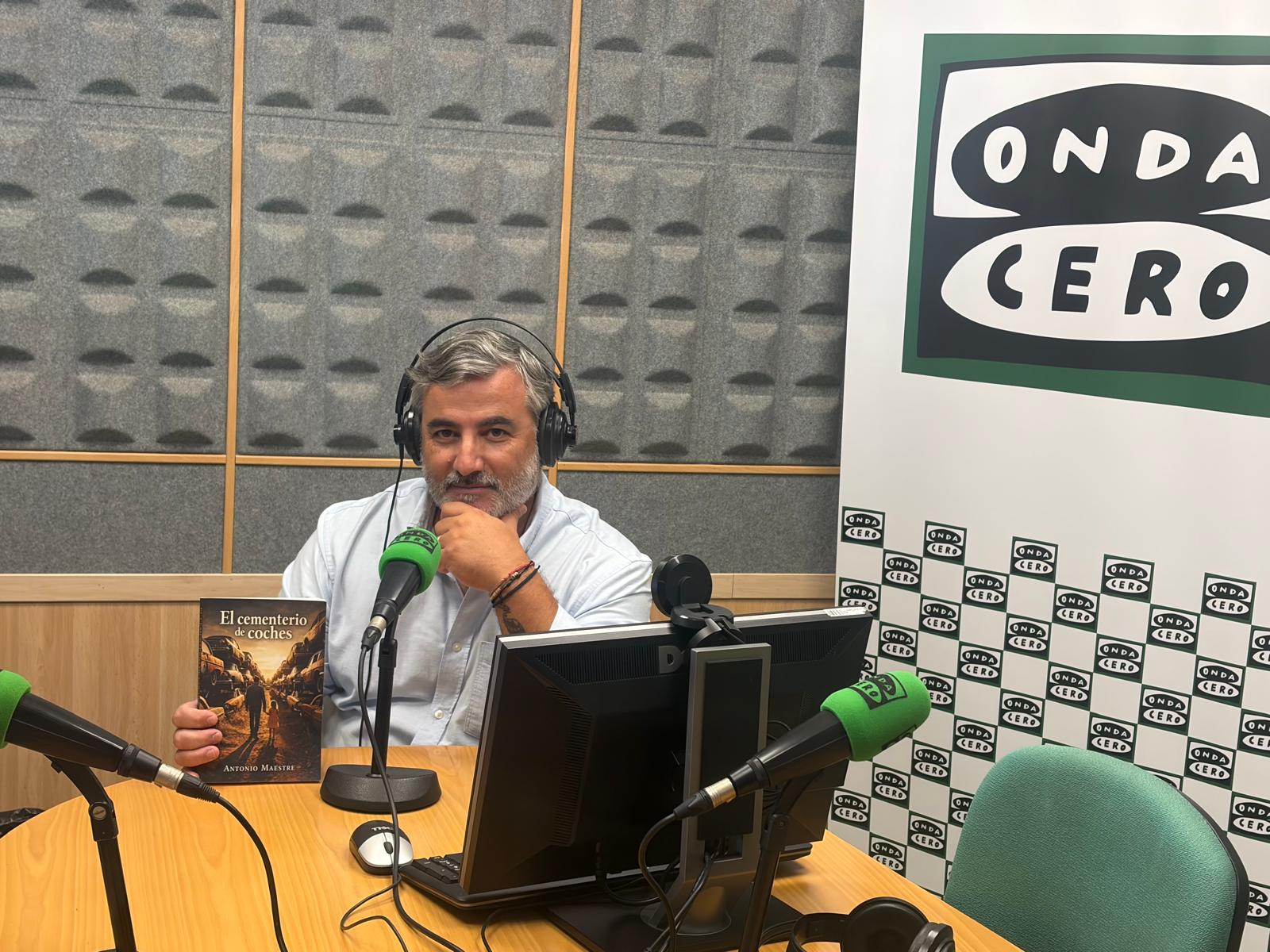 Antonio Maestre: "Me gustaría que 'El cementerio de coches' cambie la mirada del lector sobre los vehículos antiguos" Antonio Maestre: "Me gustaría que 'El cementerio de coches' cambie la mirada del lector sobre los vehículos antiguos"