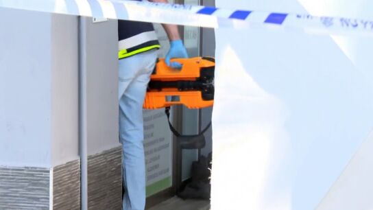 Imagen de los agentes accediendo al interior de la clínica donde han sucedido los hechos 