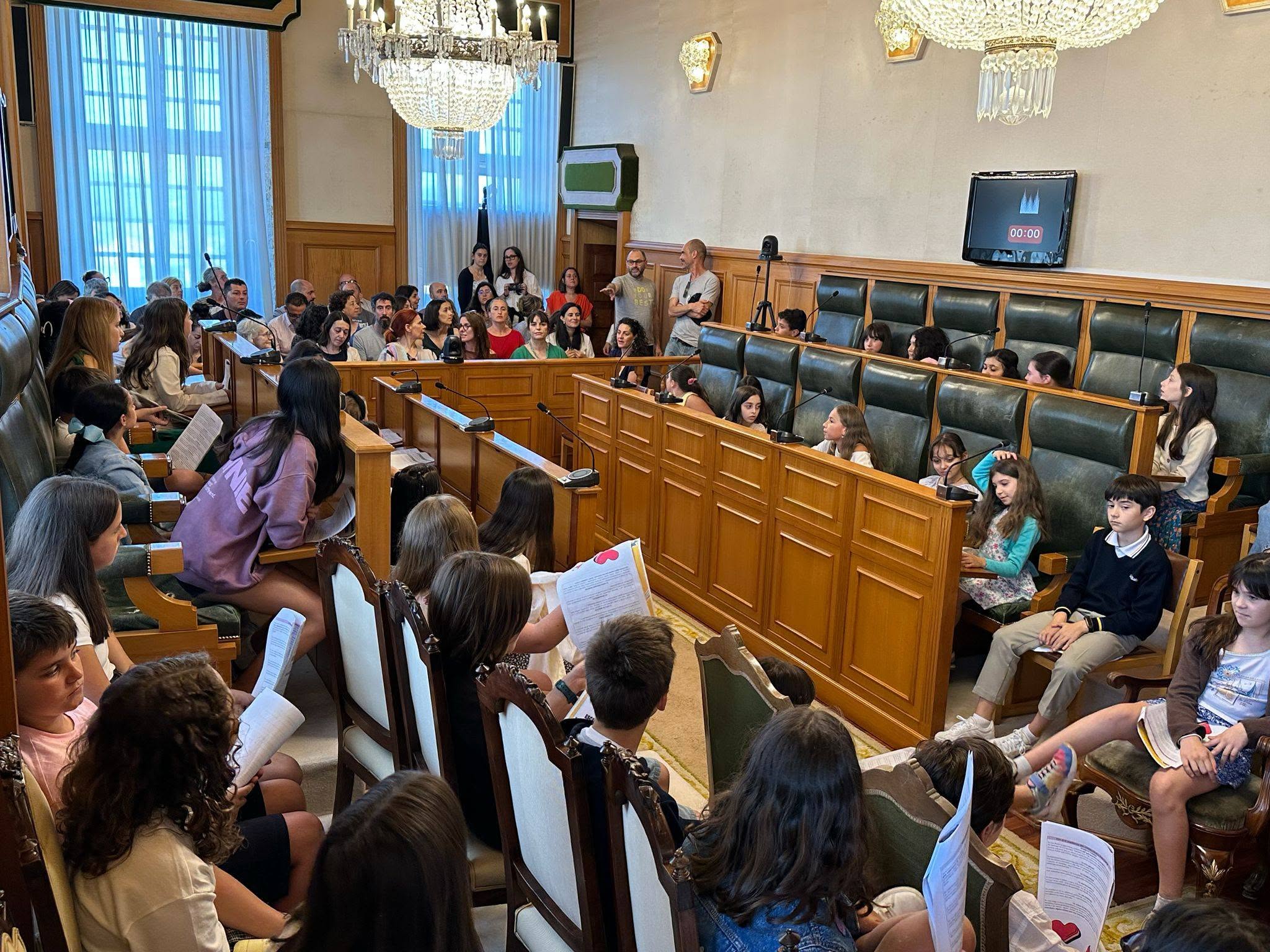 Santiago acoge la constitución del Consello Local da Infancia de Santiago con 52 niños concejales y con protagonismo para el medio ambiente e inclusión Santiago acoge la constitución del Consello Local da Infancia de Santiago con 52 niños concejales y con protagonismo para el medio ambiente e inclusión