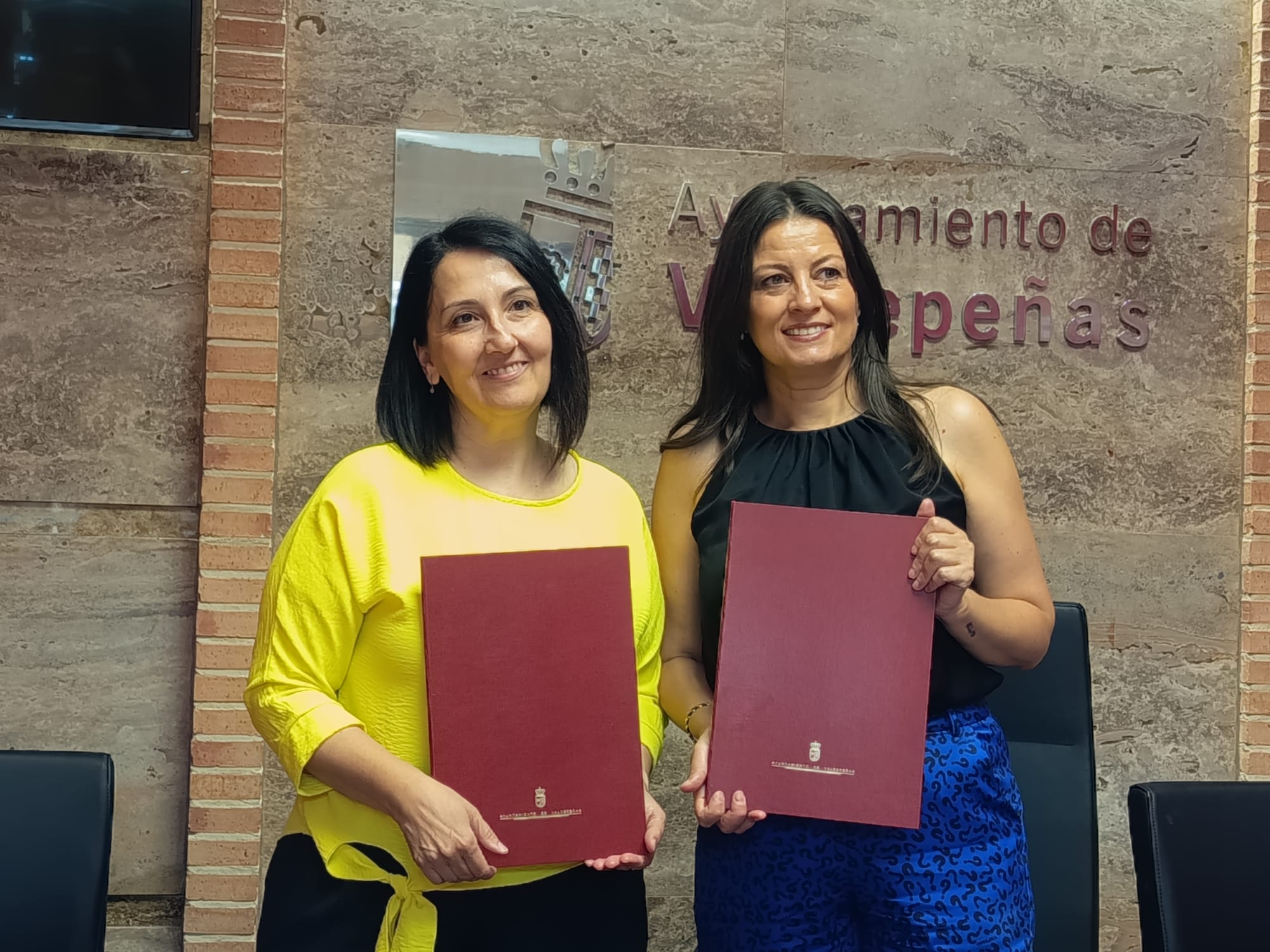 Valdepeñas renueva su compromiso con Proyecto Hombre para ayudar a personas con adicciones Valdepeñas renueva su compromiso con Proyecto Hombre para ayudar a personas con adicciones