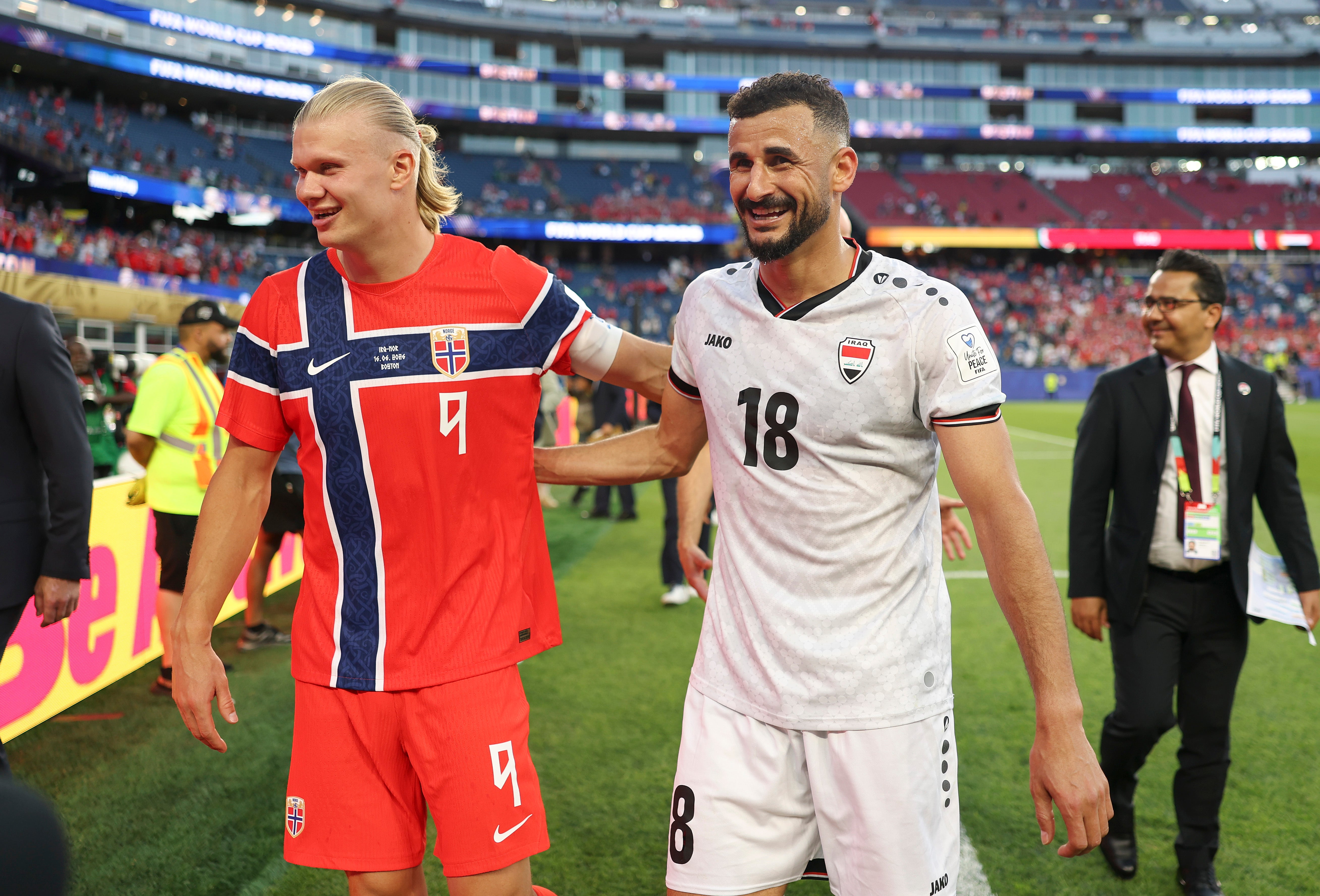 Aymen Hussein junto a Erling Haaland, ambos goleadores del Noruega - Irak (4-1). Aymen Hussein junto a Erling Haaland, ambos goleadores del Noruega - Irak (4-1).