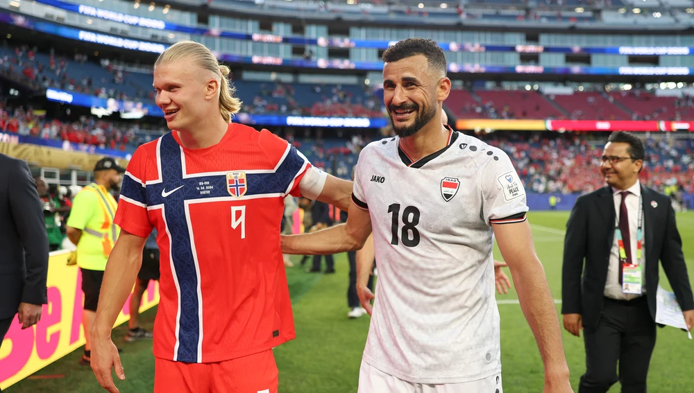 Aymen Hussein junto a Erling Haaland, ambos goleadores del Noruega - Irak (4-1). Aymen Hussein junto a Erling Haaland, ambos goleadores del Noruega - Irak (4-1).