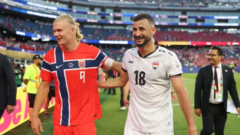 Aymen Hussein junto a Erling Haaland, ambos goleadores del Noruega - Irak (4-1). Aymen Hussein junto a Erling Haaland, ambos goleadores del Noruega - Irak (4-1).
