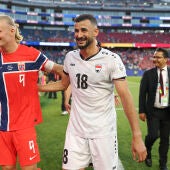 Aymen Hussein junto a Erling Haaland, ambos goleadores del Noruega - Irak (4-1).