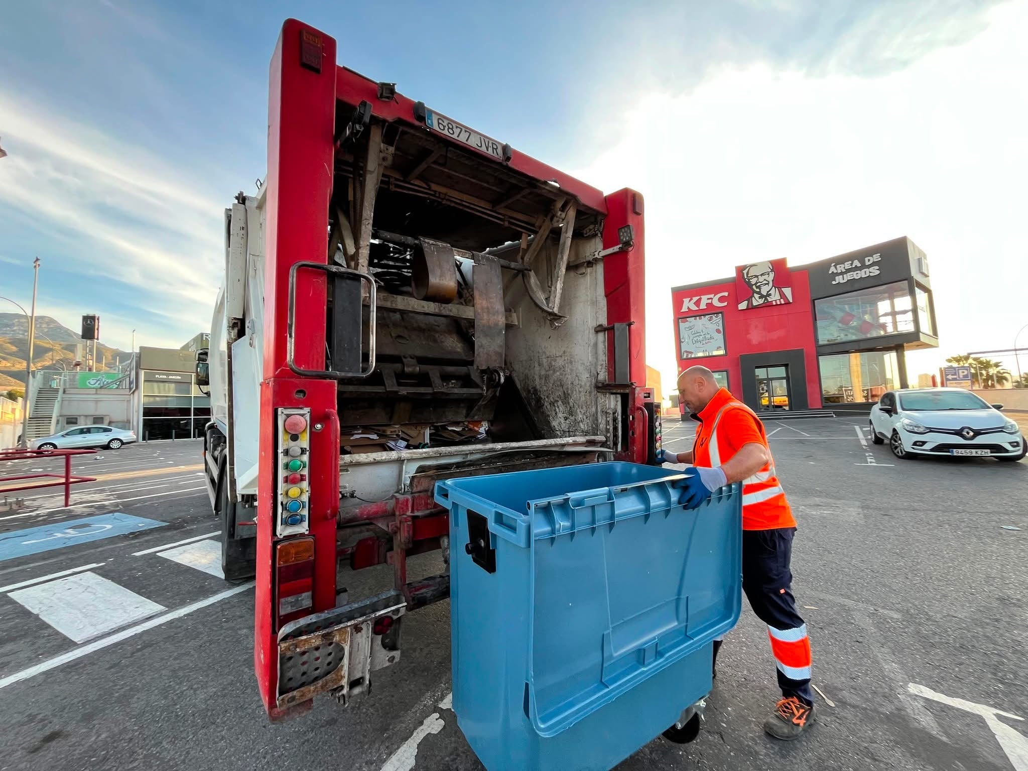 Desde su puesta en marcha más de 50 empresas locales se suman al servicio de recogida de cartón comercial puerta a puerta que presta Finestrat Desde su puesta en marcha más de 50 empresas locales se suman al servicio de recogida de cartón comercial puerta a puerta que presta Finestrat