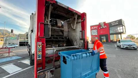 Desde su puesta en marcha más de 50 empresas locales se suman al servicio de recogida de cartón comercial puerta a puerta que presta Finestrat Desde su puesta en marcha más de 50 empresas locales se suman al servicio de recogida de cartón comercial puerta a puerta que presta Finestrat