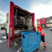 Desde su puesta en marcha más de 50 empresas locales se suman al servicio de recogida de cartón comercial puerta a puerta que presta Finestrat