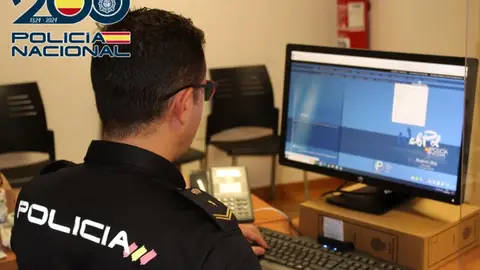 Detenida una mujer de 51 años por estafar 35.000 euros a una víctima de Badajoz a través de falsas inversiones Detenida una mujer de 51 años por estafar 35.000 euros a una víctima de Badajoz a través de falsas inversiones