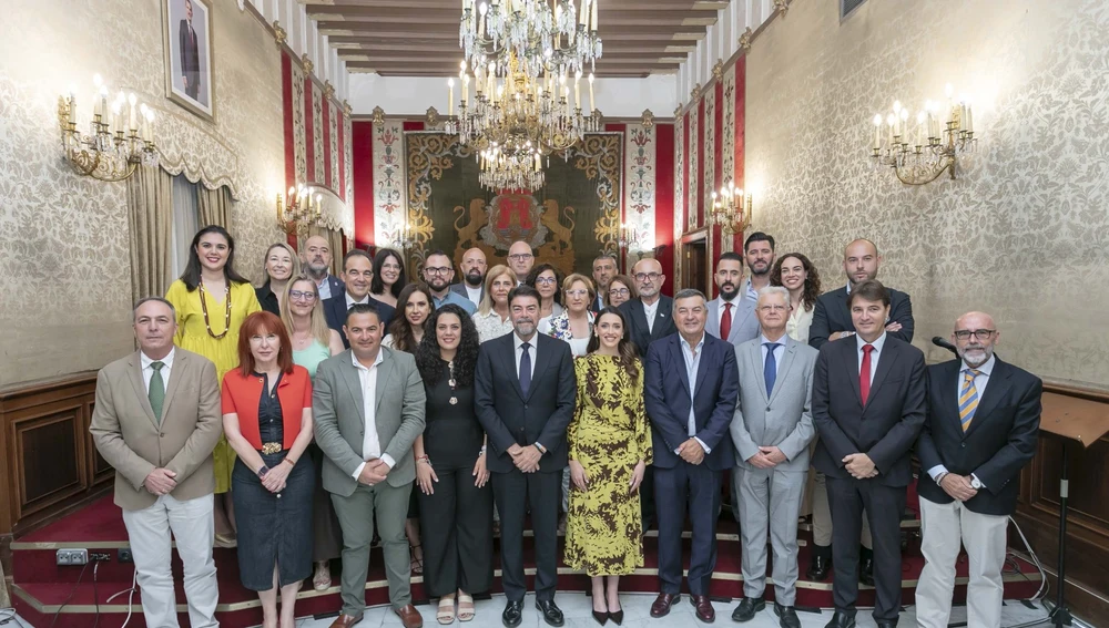 La Corporación y los responsables de la Fundación del Centenario de las Hogueras La Corporación y los responsables de la Fundación del Centenario de las Hogueras