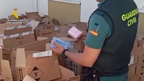 Detenido en un control cerca de Coria un hombre con más de 9.000 perfumes sustraídos en Dos Hermanas Detenido en un control cerca de Coria un hombre con más de 9.000 perfumes sustraídos en Dos Hermanas