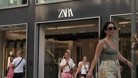 Varias personas pasan delante de una tienda Zara, en el centro de Barcelona, Varias personas pasan delante de una tienda Zara, en el centro de Barcelona/ David Zorrakino / Europa Press