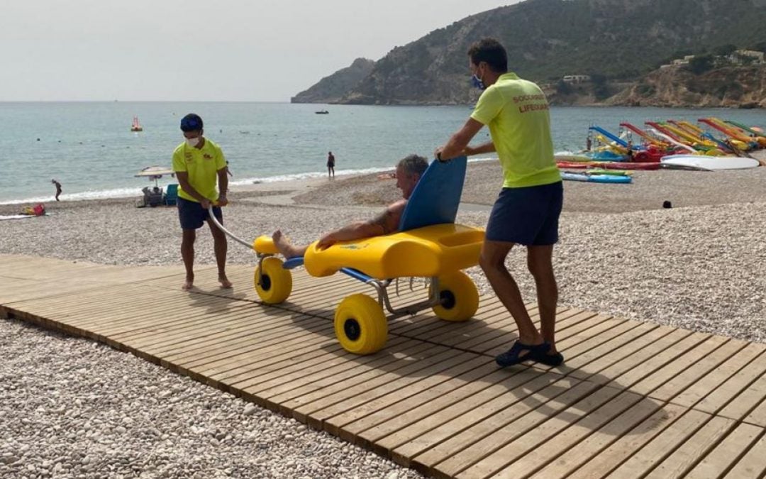 Activado el punto de baño accesible en la playa Racó de l’Albir para personas con movilidad reducida Activado el punto de baño accesible en la playa Racó de l’Albir para personas con movilidad reducida