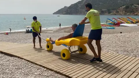 Activado el punto de baño accesible en la playa Racó de l’Albir para personas con movilidad reducida Activado el punto de baño accesible en la playa Racó de l’Albir para personas con movilidad reducida