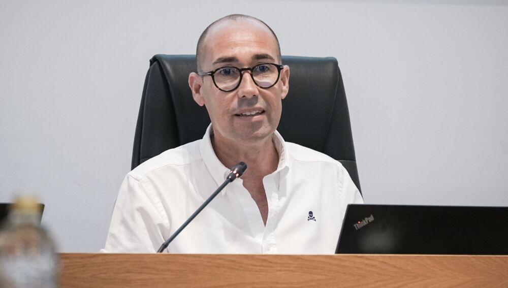 El presidente insular, Óscar Portas, durante el pleno
