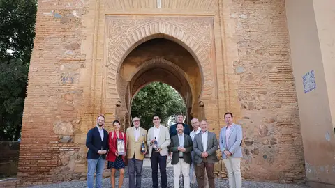 El director del Patronato de la Alhambra y Generalife, Rodrigo Ruiz-Jiménez, y el alcalde de Alcalá la Real, Antonio Marino Aguilera Peñalver, entre otros, durante la presentación de la iniciativa, en la Puerta del Vino junto al Palacio de Carlos V. El director del Patronato de la Alhambra y Generalife, Rodrigo Ruiz-Jiménez, y el alcalde de Alcalá la Real, Antonio Marino Aguilera Peñalver, entre otros, durante la presentación de la iniciativa, en la Puerta del Vino junto al Palacio de Carlos V.