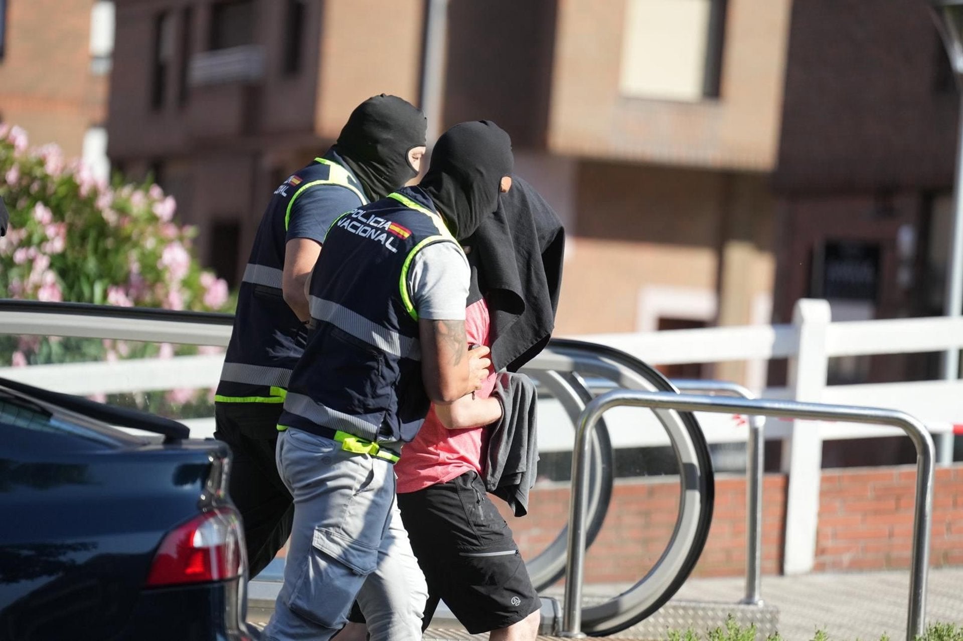 Concentrados en Getxo increpan a policías y ertzainas en el registro de un detenido por supuesta relación con Hezbolá Concentrados en Getxo increpan a policías y ertzainas en el registro de un detenido por supuesta relación con Hezbolá