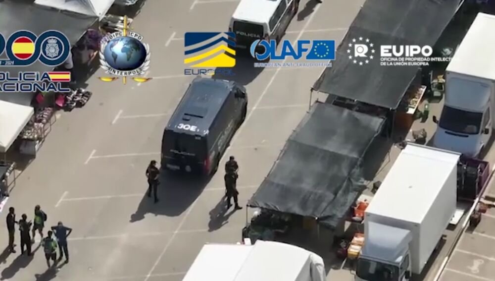 Operación contra las falsificaciones en el mercadillo del campo de fútbol de Elche.