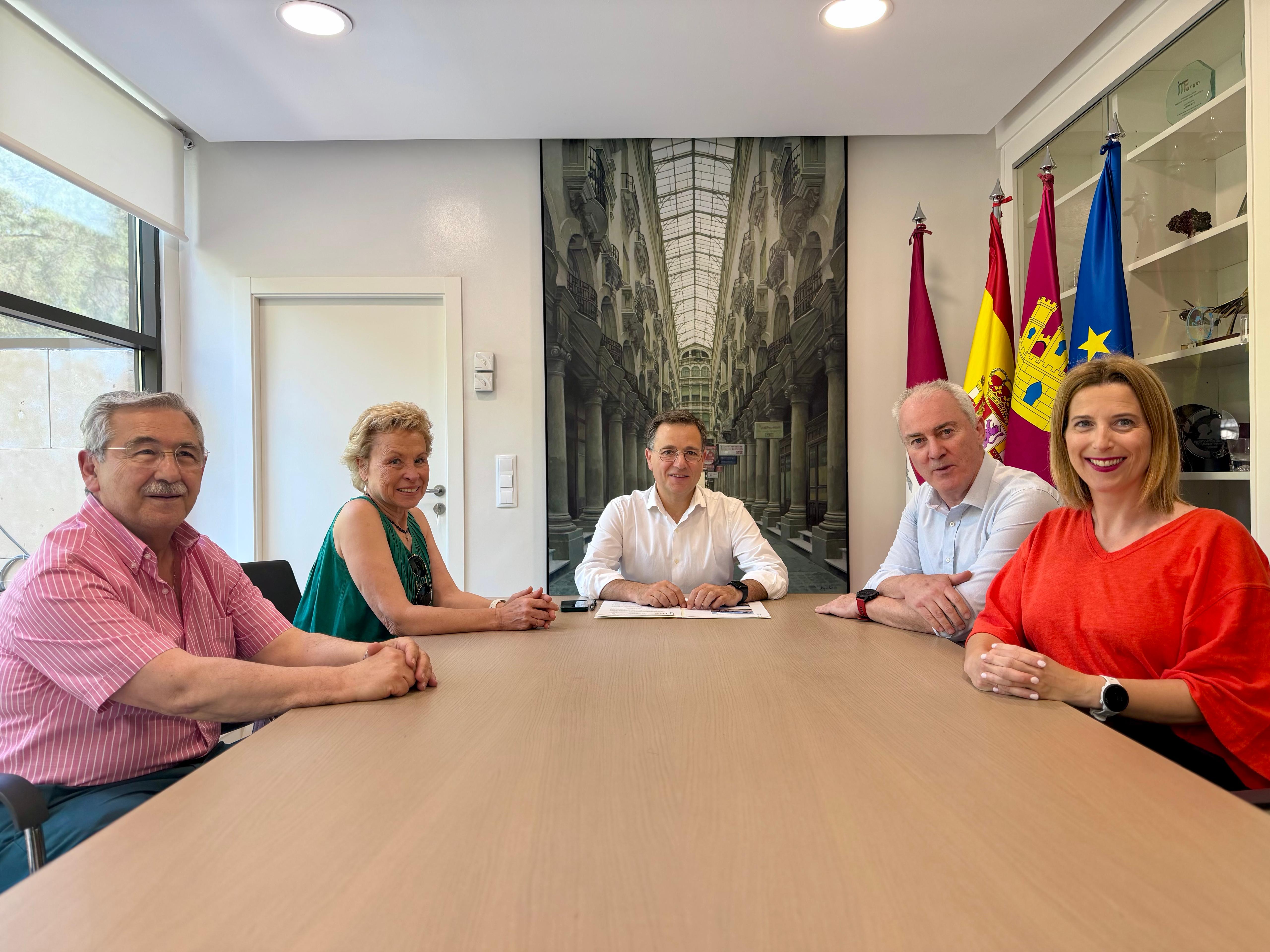 Ayuntamiento, AECC y RES acuerdan instalar de formar permanente sombreado en juegos infantiles Ayuntamiento, AECC y RES acuerdan instalar de formar permanente sombreado en juegos infantiles