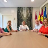 Ayuntamiento, AECC y RES acuerdan instalar de formar permanente sombreado en juegos infantiles
