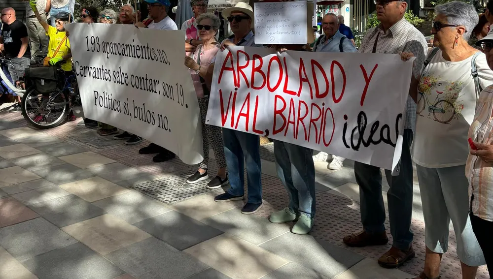 Vecinos protestan en la inauguración de la Av.Cervantes Vecinos protestan en la inauguración de la Av.Cervantes
