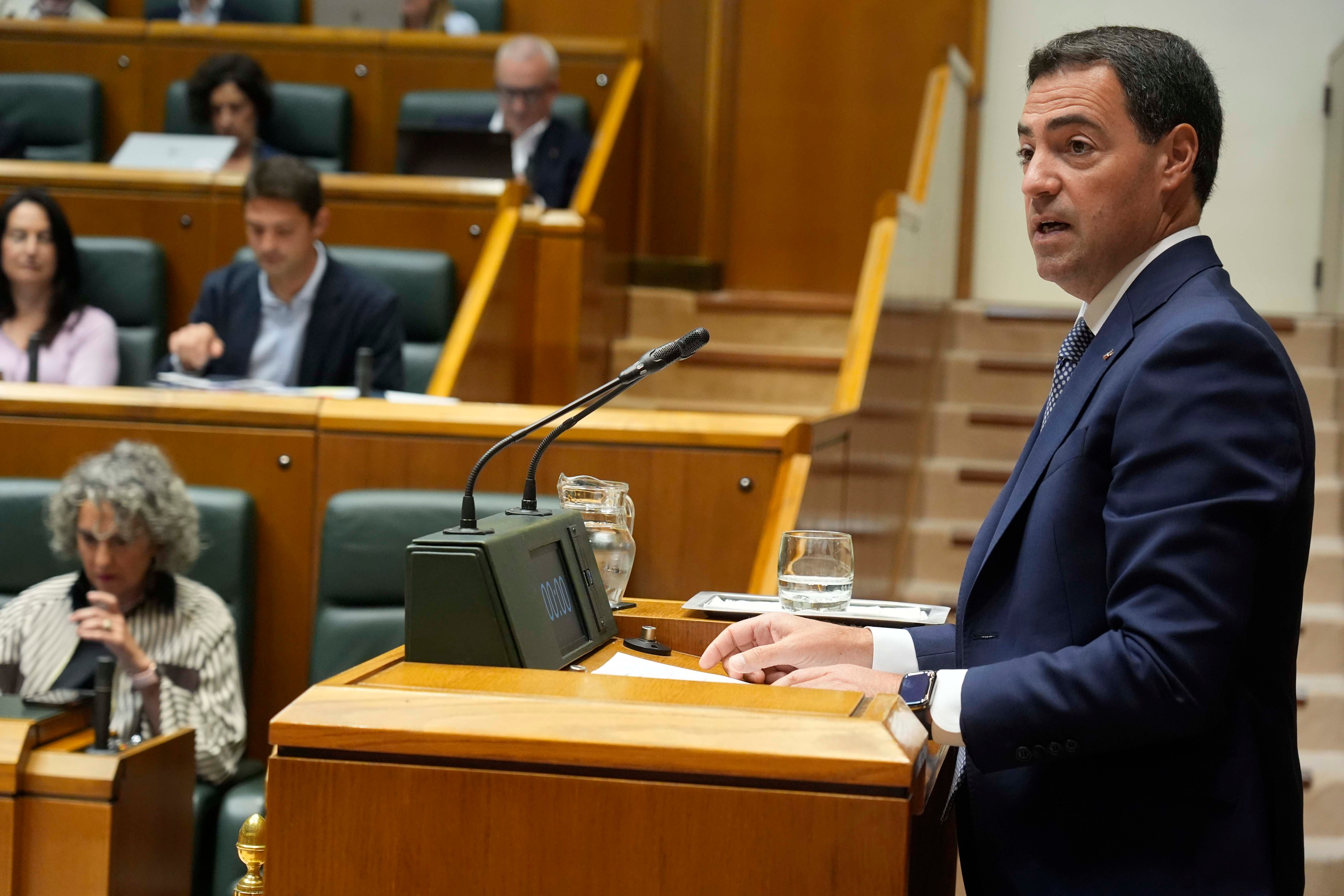 Pradales pide a Sánchez que baje el IVA de alimentos y energía y que bonifique carburantes y calefacción Pradales pide a Sánchez que baje el IVA de alimentos y energía y que bonifique carburantes y calefacción