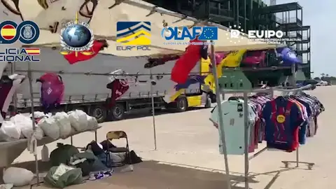 Uno de los puestos del mercadillo del campo de fútbol de Elche inspeccionados en la operación contra las falsificaciones. Uno de los puestos del mercadillo del campo de fútbol de Elche inspeccionados en la operación contra las falsificaciones.