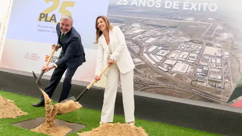 El presidente Azcón y la alcaldesa Chueca han asistido al acto de colocación de la primera piedra del acceso a PLAZA El presidente Azcón y la alcaldesa Chueca han asistido al acto de colocación de la primera piedra del acceso a PLAZA